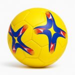 Minge de fotbal din material rezistent, ideală pentru antrenamente și meciuri. Design modern și culori vibrante, potrivită