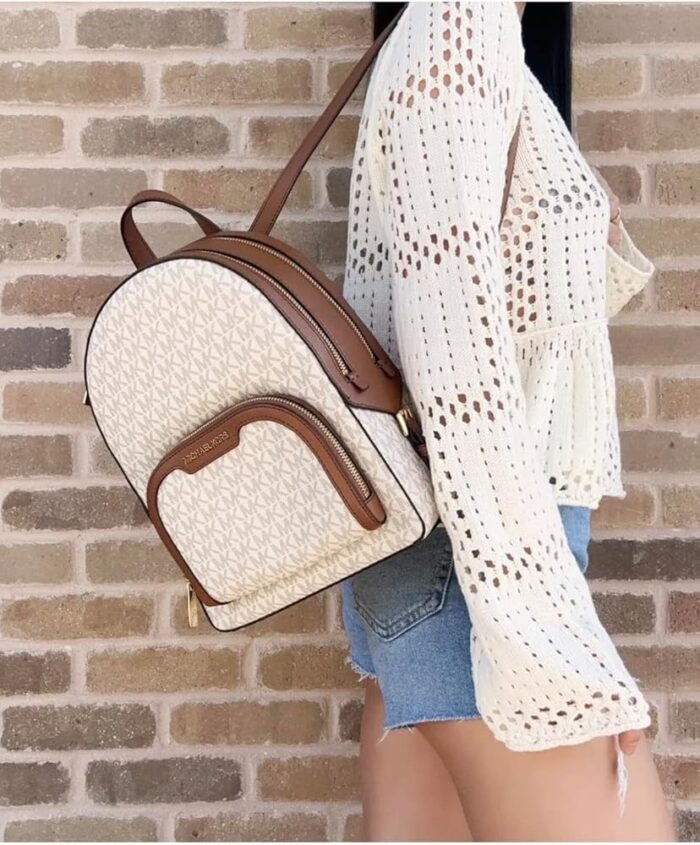 Rucsac Casual Michael Kors 35S2G8TB2B-VANILLA Gri este alegerea perfectă pentru cei care caută un accesoriu elegant și