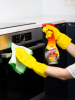 Degresantul Triumf pentru cuptoare și vase emailate 500ml oferă o curățare eficientă și rapidă, îndepărtând cu ușurință